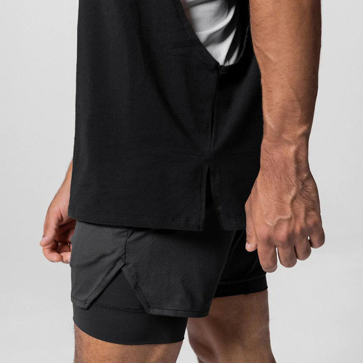 Herre singlet for gym i hvit, åpen side for ventilasjon, pustende stoff til sommertrening.