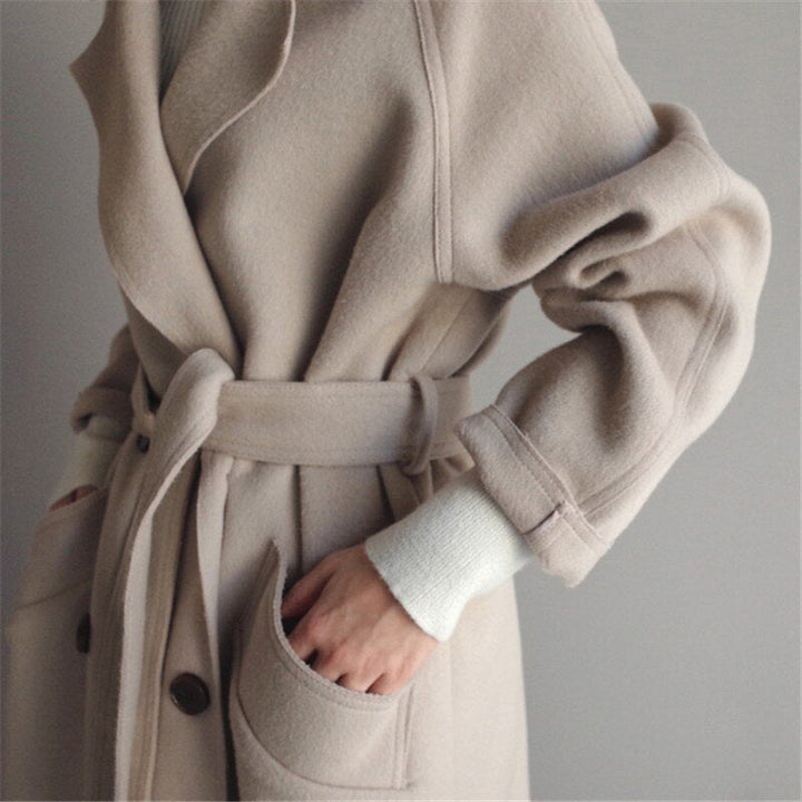 Elegant lang dame frakk i løs passform. Ideell vinterfrakk i koreansk mote, tilgjengelig i beige, brun og svart polyester.