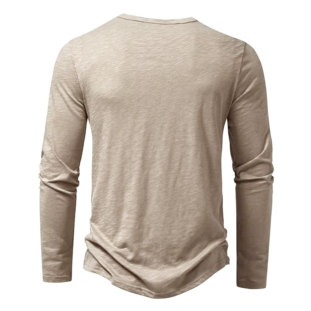 En modell i en marineblå langermet Henley t-skjorte for herre, perfekt for casual hverdagsbruk.