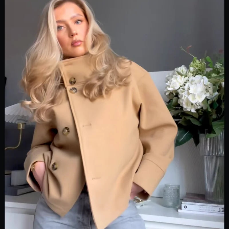 Trendy dame ulljakke. Komfortabel, løs passform, ståkrage. Et elegant valg som yttertøy for høsten.