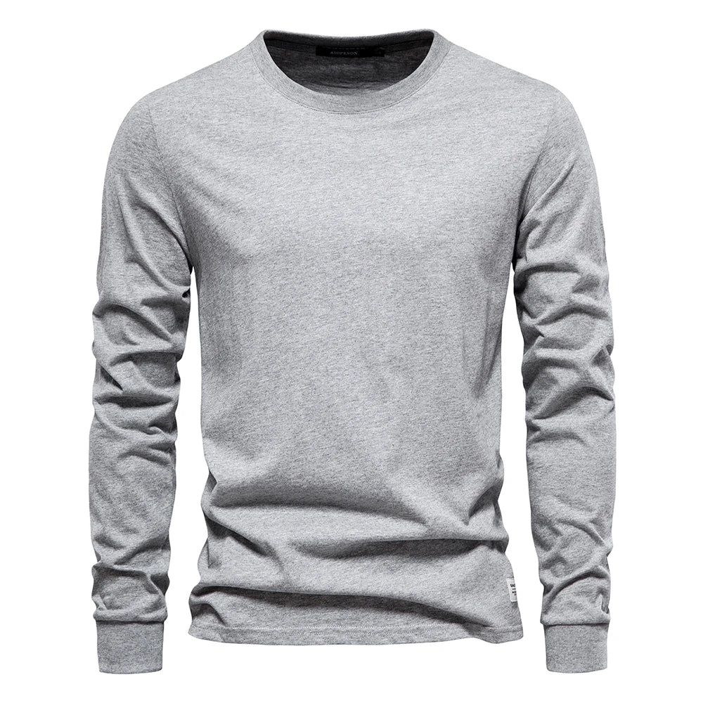 Nærbilde av myk bomull i herre langermet T-skjorte. Klassisk o-hals design, allsidig basic plagg.