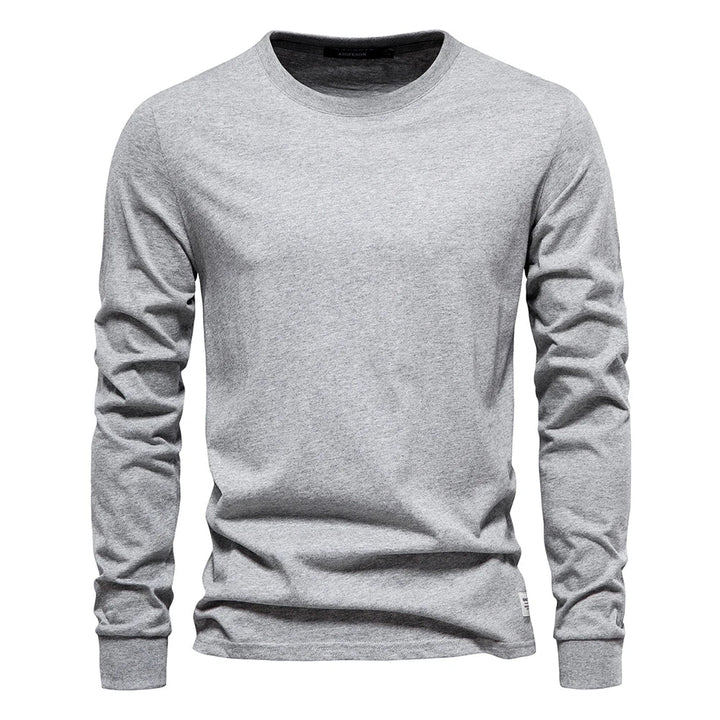 Nærbilde av myk bomull i herre langermet T-skjorte. Klassisk o-hals design, allsidig basic plagg.