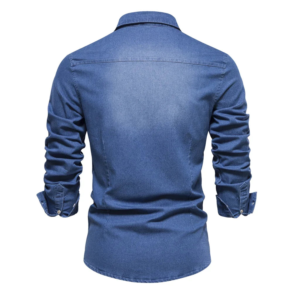 Herre denimskjorte åpen over t-skjorte, gir en avslappet casual look for menns mote.