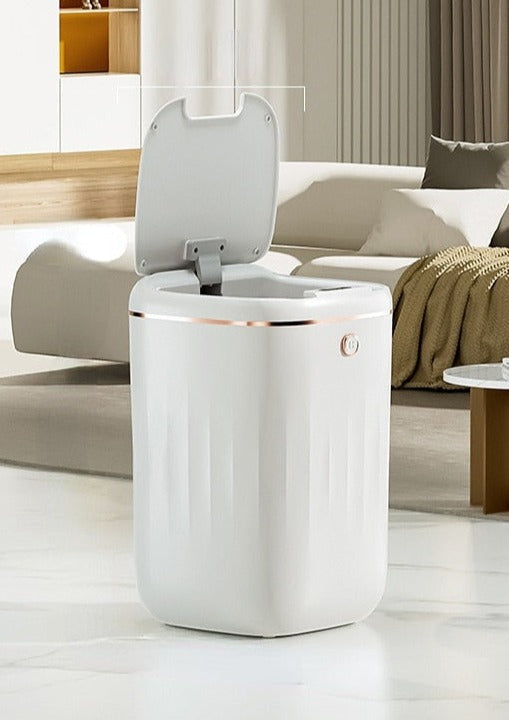 Sølvfarget berøringsfri søppelbøtte med smart sensor, elegant løsning for avfall i moderne kjøkken.