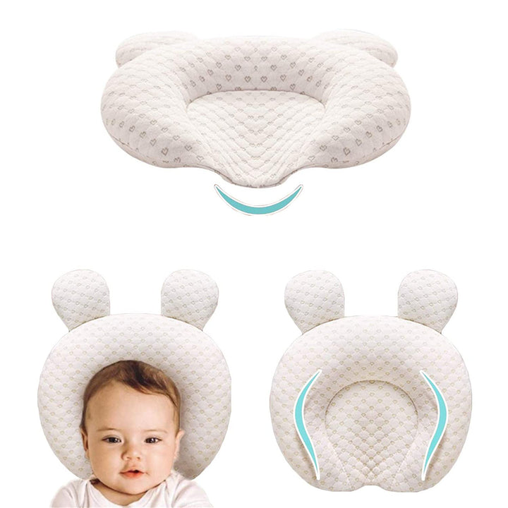 Nærbilde av babypute i mykt stoff, designet for sikker hodebeskyttelse og komfort for sovende spedbarn.