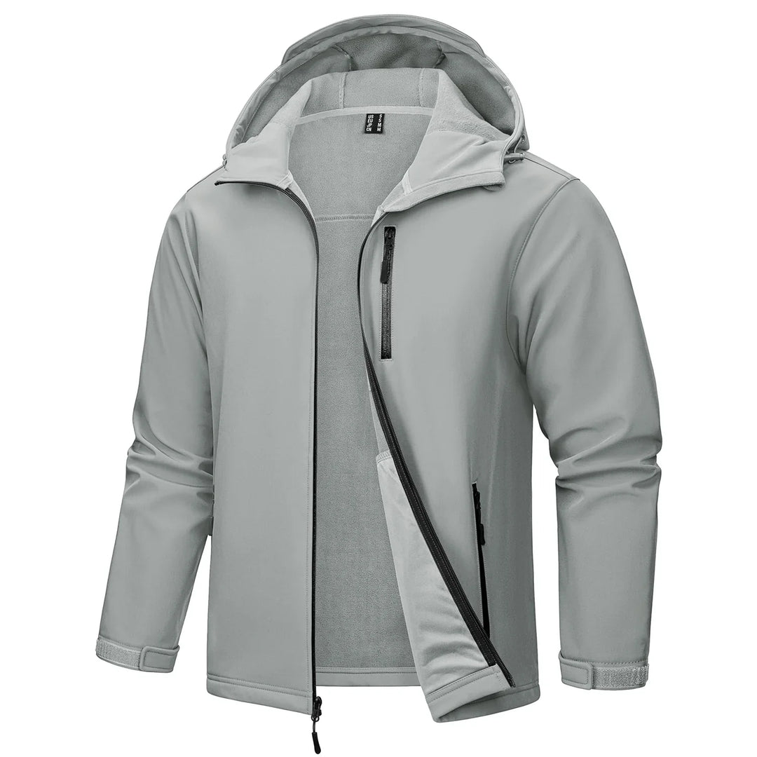 Herrejakke med hette og fleecefôr. Slitesterk, vindtett softshell til arbeid og friluftsliv året rundt.
