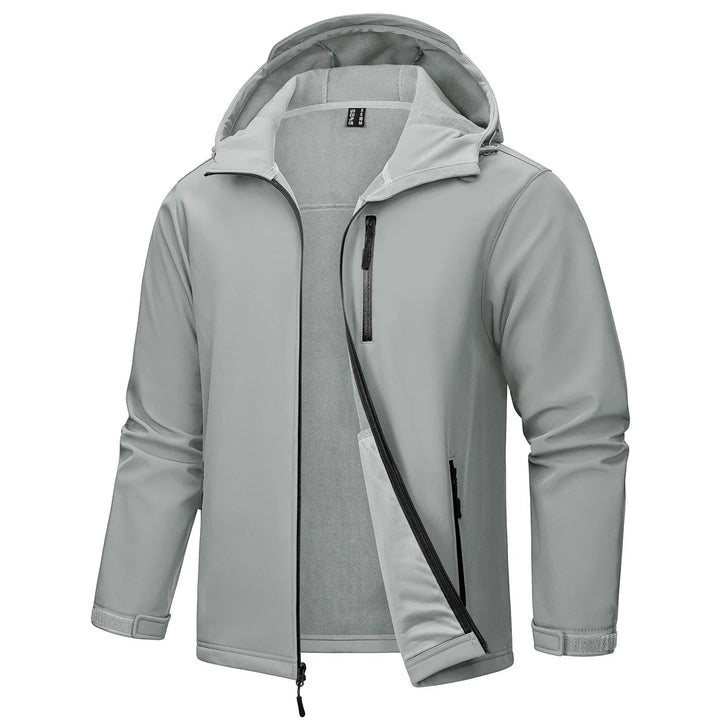 Herrejakke med hette og fleecefôr. Slitesterk, vindtett softshell til arbeid og friluftsliv året rundt.