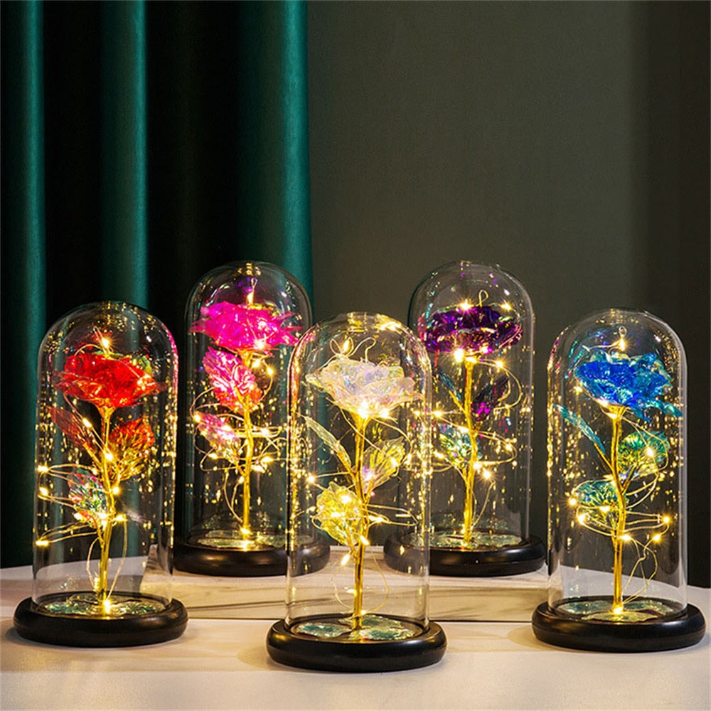 Vakker rød evig rose under glasskuppel med LED lys; perfekt romantisk gave til jubileum.