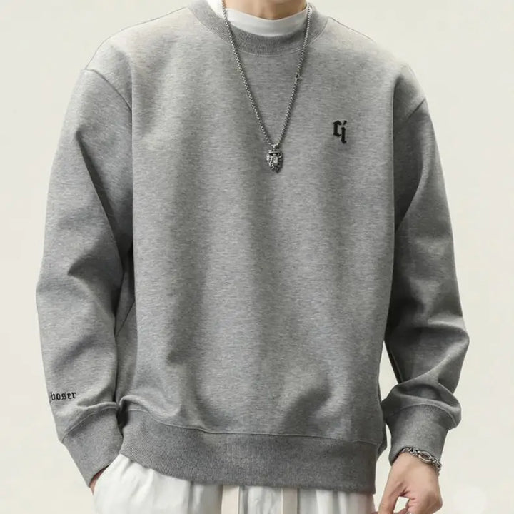 Elegant ensfarget herre genser, rund hals, komfortabel og stilren for enhver business casual setting.