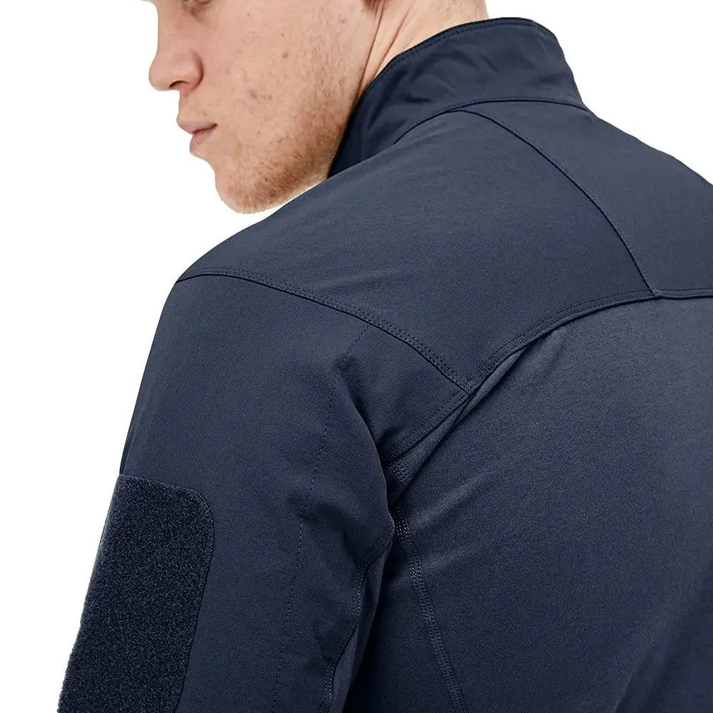 Herre friluftsgenser, 1/4-zip design, lang erm og pustende for turer i fjellet.