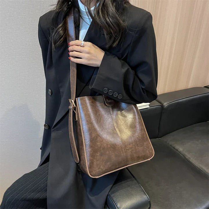 Allsidig dameveske, en romslig skulderveske med vintage stil. Elegant hverdagsveske for et klassisk uttrykk.