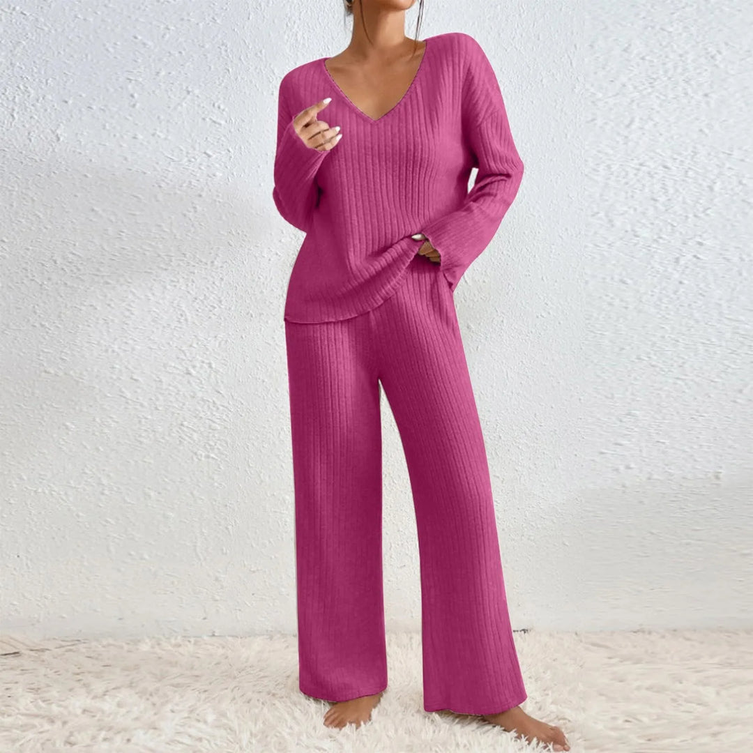 Komplett dame sett for vinteren: varm genser og komfortabel bukse for en stilig look.
