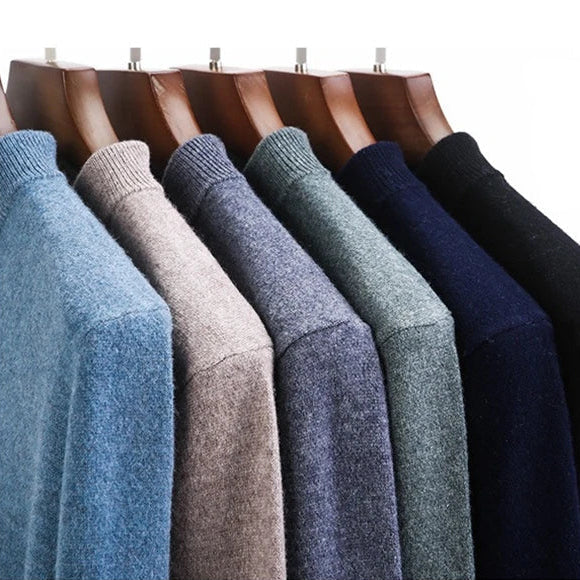 Nærbilde av tekstur på 450g tykk herre ullgenser i myk cashmere-miks. Klassisk vintergenser.