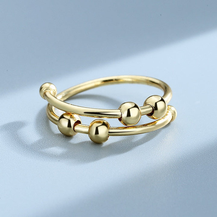 Kvinne fokuserer mens hun diskret bruker sin beroligende fidget-ring for stress og angstlindring.