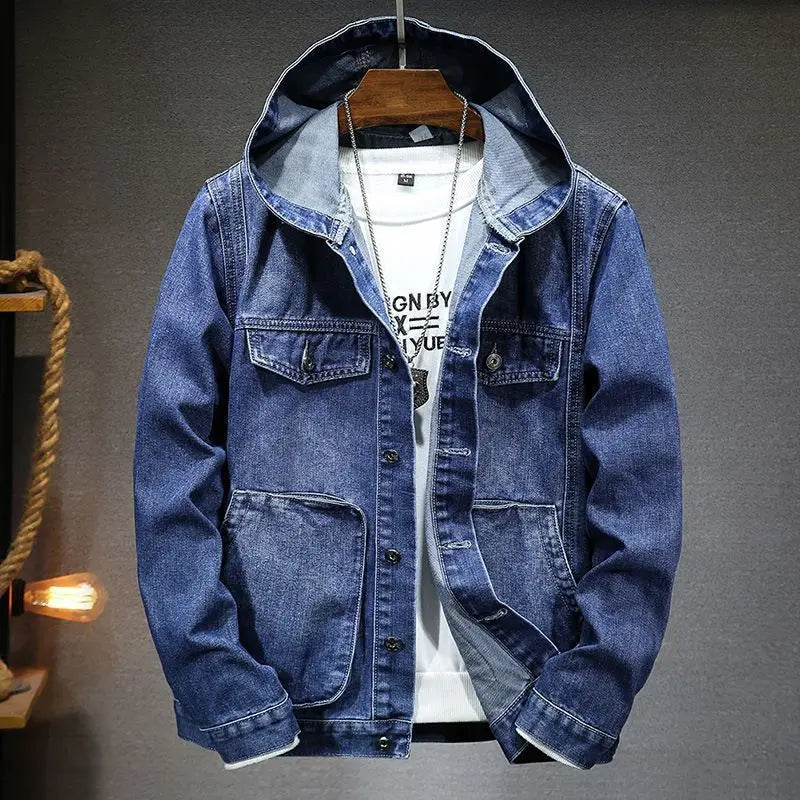 Nærbilde av hette og denimstoff på herre hettejakke. Slitesterkt og moteriktig yttertøy i jeansstoff.
