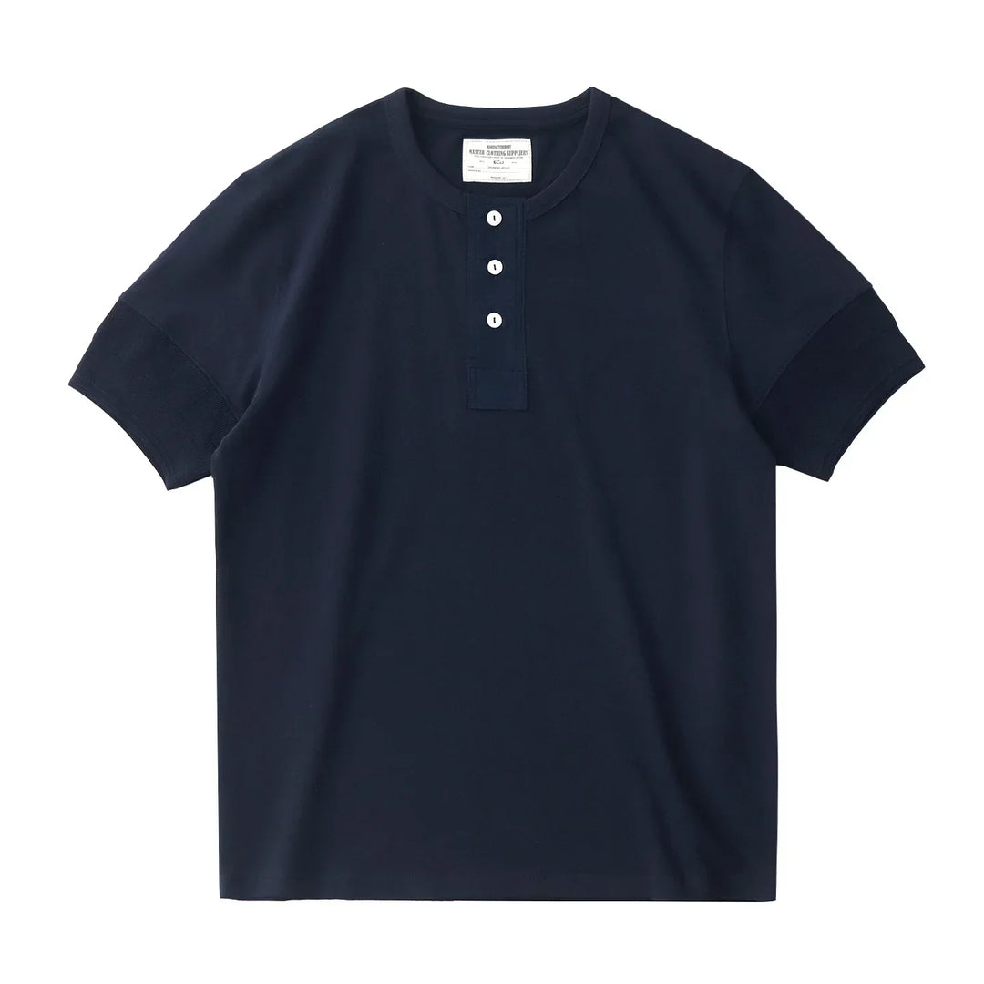 Stilren retro Henley t-skjorte for herre. Vasket bomull, vintage stil. Allsidig sommerskjorte og menn klær.