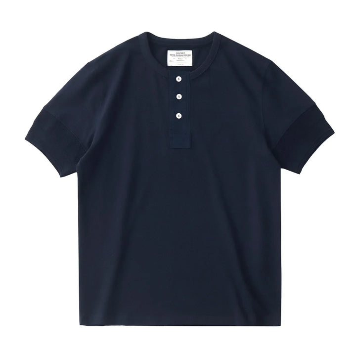 Stilren retro Henley t-skjorte for herre. Vasket bomull, vintage stil. Allsidig sommerskjorte og menn klær.