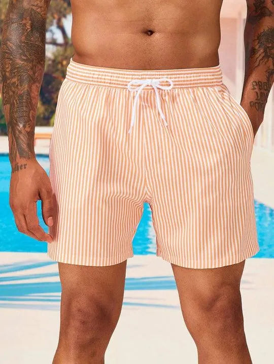 Menns avslappede svømmebukser med stilige striper, ideelle for en dag på stranden eller ved bassenget.