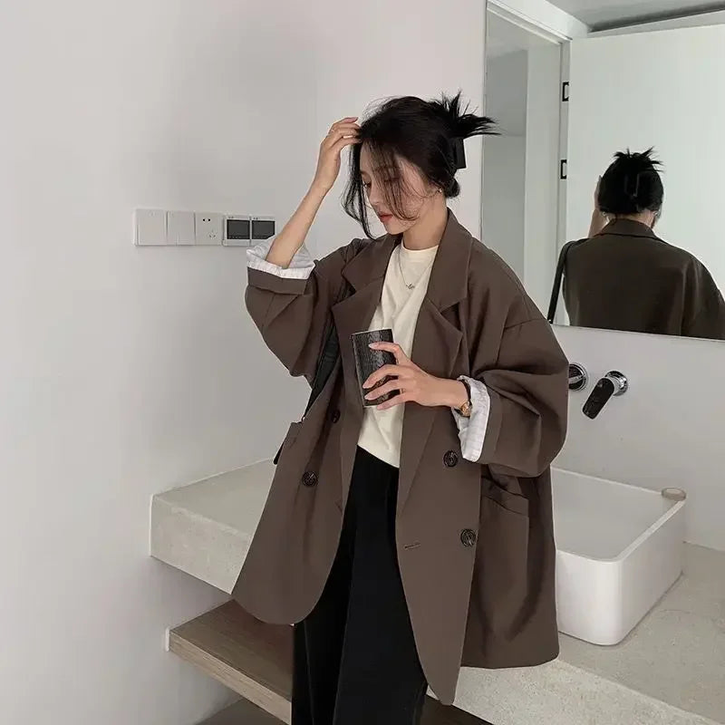Elegant dobbelspent dameblazer for høst. Vintage stil, perfekt for kontor eller fritid.