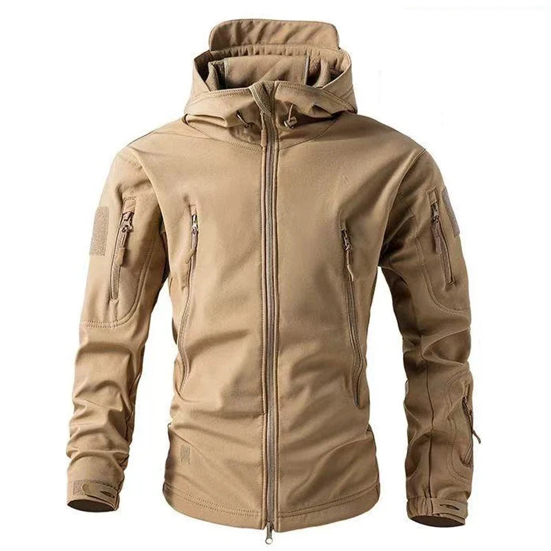 Stilren menns vanntett softshell jakke. Praktisk vindtett turjakke med hette, perfekt for friluftsliv.