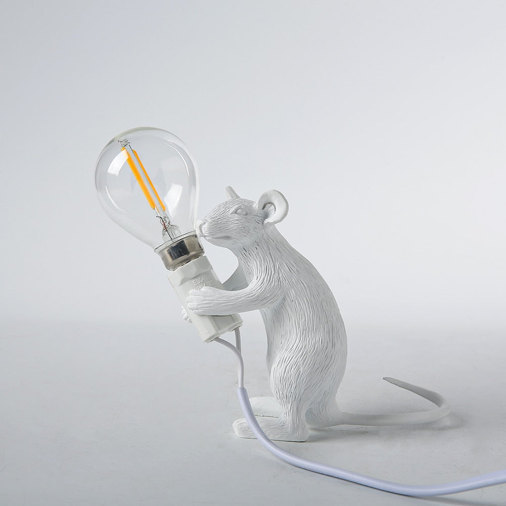 Sjarmerende mus bordlampe i harpiks. Unik dekorativ belysning for stueinteriør.