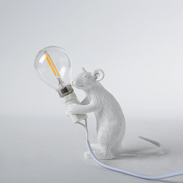 Sjarmerende mus bordlampe i harpiks. Unik dekorativ belysning for stueinteriør.