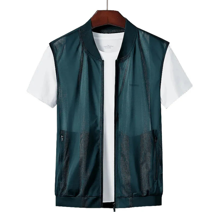 Praktisk friluftsvest med glidelåslommer for menn, perfekt som tur- og fiskevest i lett mesh.