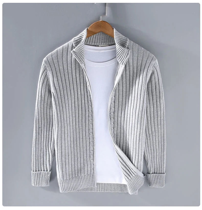 Ryggdetalj på en slim fit herrecardigan med glidelås, fremhever den elegante passformen og moderne stilen.