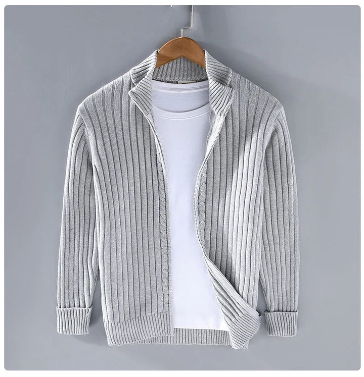Ryggdetalj på en slim fit herrecardigan med glidelås, fremhever den elegante passformen og moderne stilen.