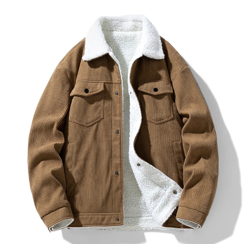 Mann iført elegant brun cordfløyel vinterjakke. Moderne og varm herrejakke i klassisk stil for vinteren.