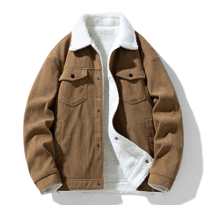Mann iført elegant brun cordfløyel vinterjakke. Moderne og varm herrejakke i klassisk stil for vinteren.
