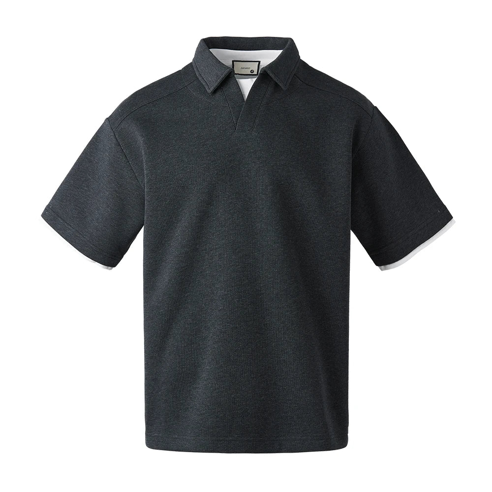 Trendy herreklær: retro polo t-skjorte med kortermet snitt og kult lag-på-lag design.