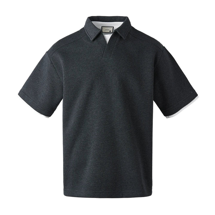 Trendy herreklær: retro polo t-skjorte med kortermet snitt og kult lag-på-lag design.