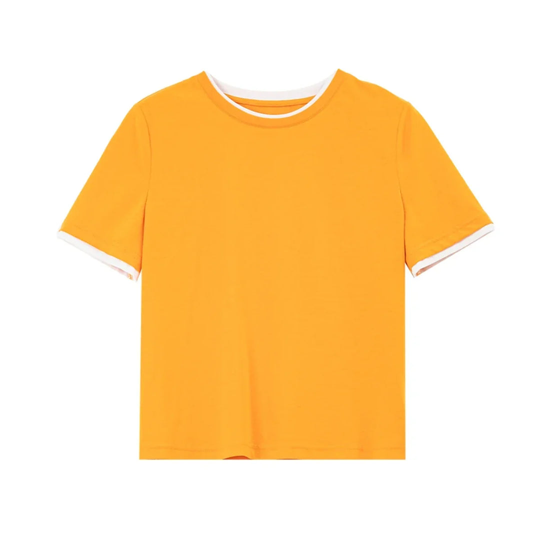 Stilren dame t-skjorte, minimalistisk design med kontrastdetaljer, ideell for sommer og elegant hverdag.