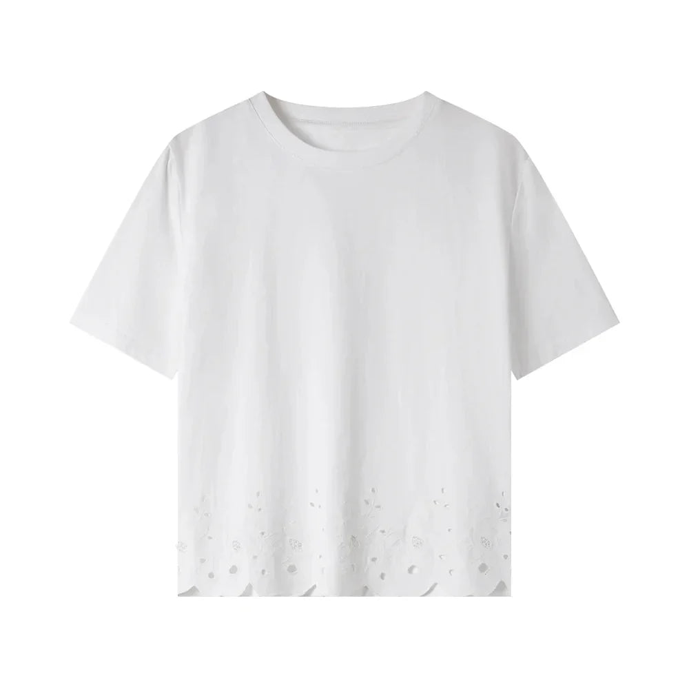 Allsidig dame t-skjorte med brodert kant. Komfortabel for hverdag og elegant for sommer. Basic topp stil.