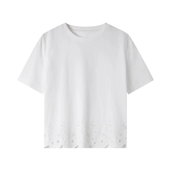 Allsidig dame t-skjorte med brodert kant. Komfortabel for hverdag og elegant for sommer. Basic topp stil.
