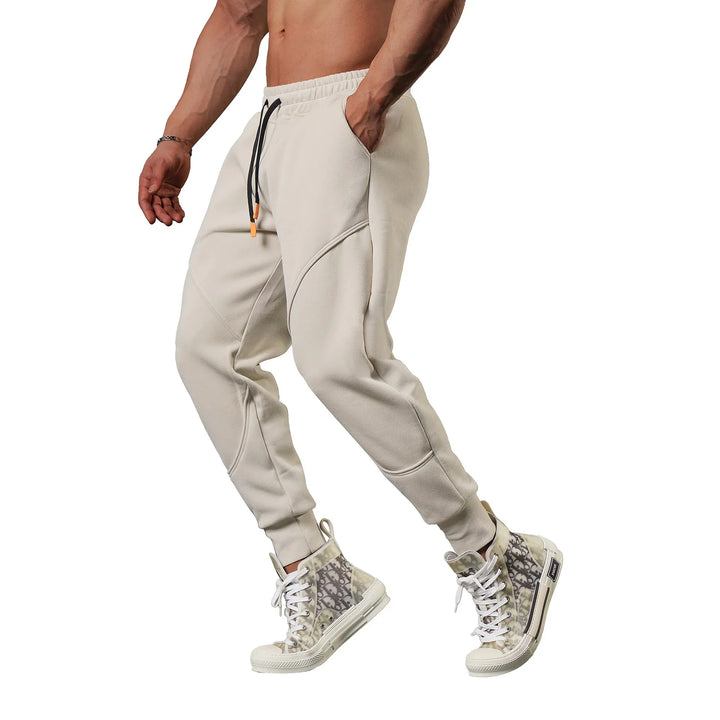 Sporty herrebukse i stretchmateriale, ideell for trening og aktiv bruk.
