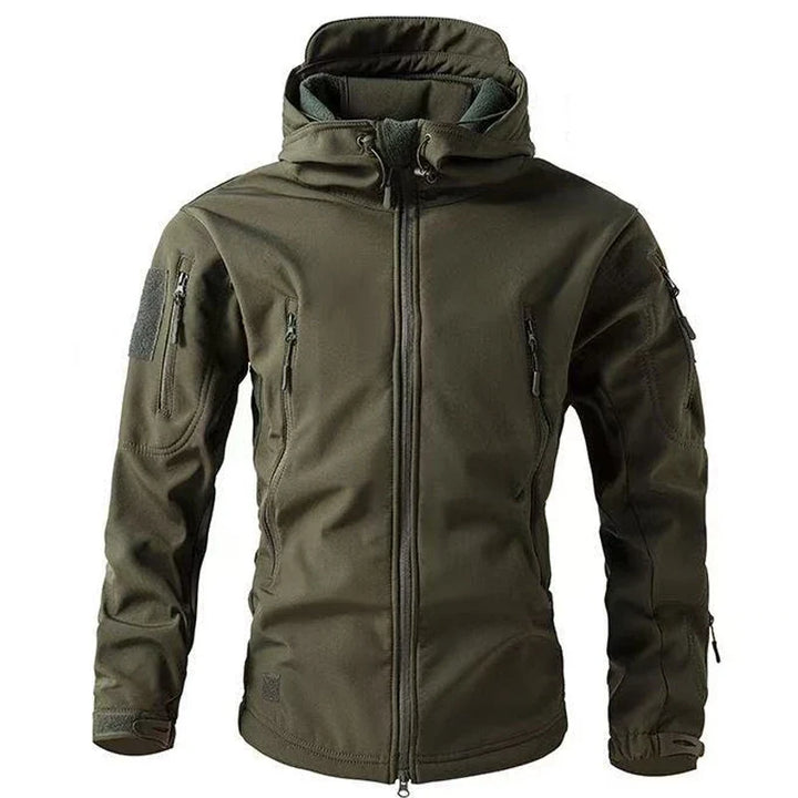 Sidebilde av mann i vanntett herre softshell jakke. Varm, vindtett turjakke for aktive dager utendørs.