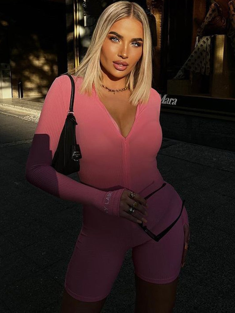 Moderne og elegant damejumpsuit i bodycon-passform. Perfekt for en stilfull look, kort eller lang.