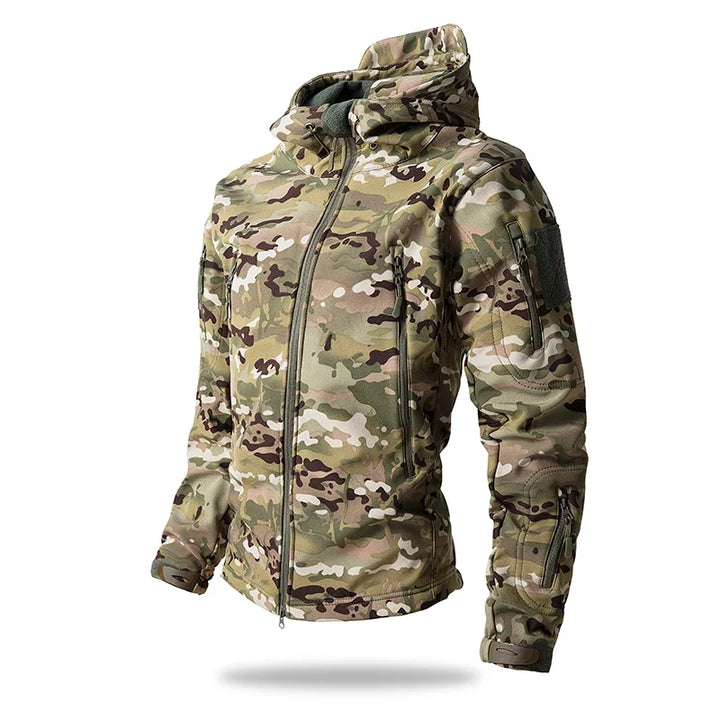 Profilbilde av herre softshell jakke med hette. Vanntett, vindtett og varm for optimal beskyttelse ute.