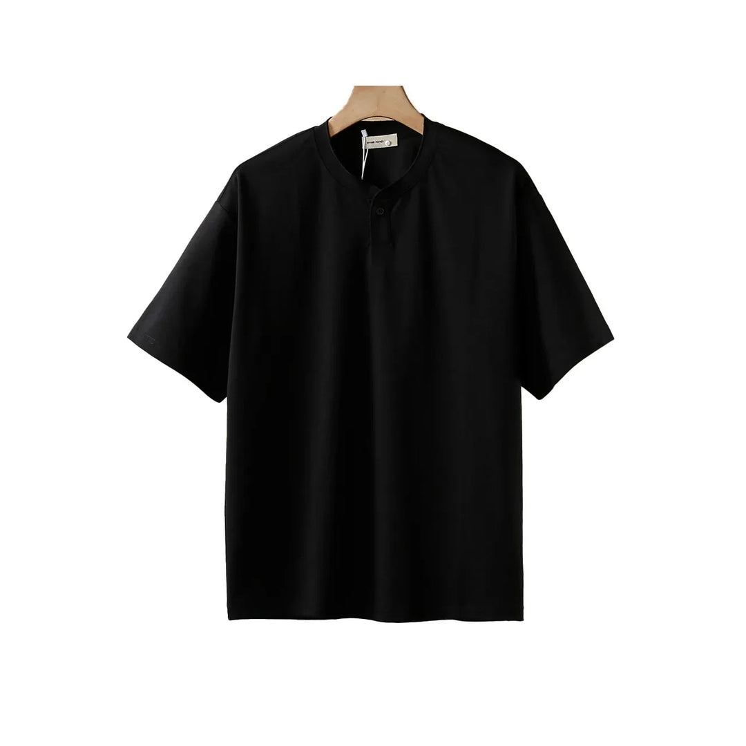 Komfortabel herre Henley t-skjorte med fire knapper, laget av 100% bomull. Allsidig plagg for menn.