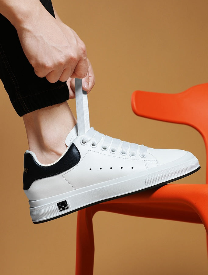 Svarte og hvite høydeøkende sneakers for menn. Perfekt for casual stil og ekstra høyde.