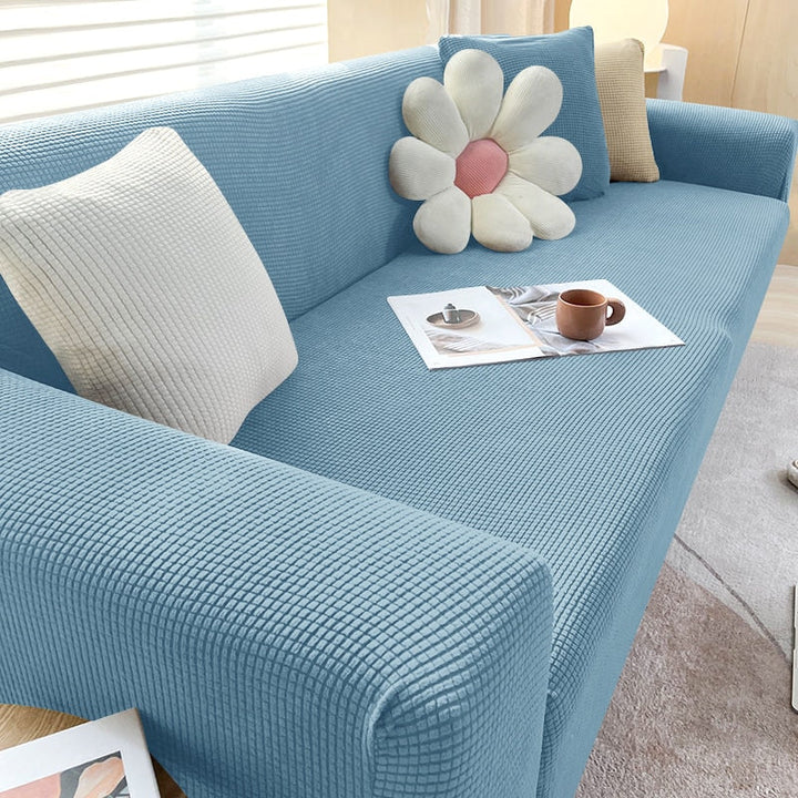 Mykt, teksturert stretch trekk som sitter perfekt på sofaen uten å skli.