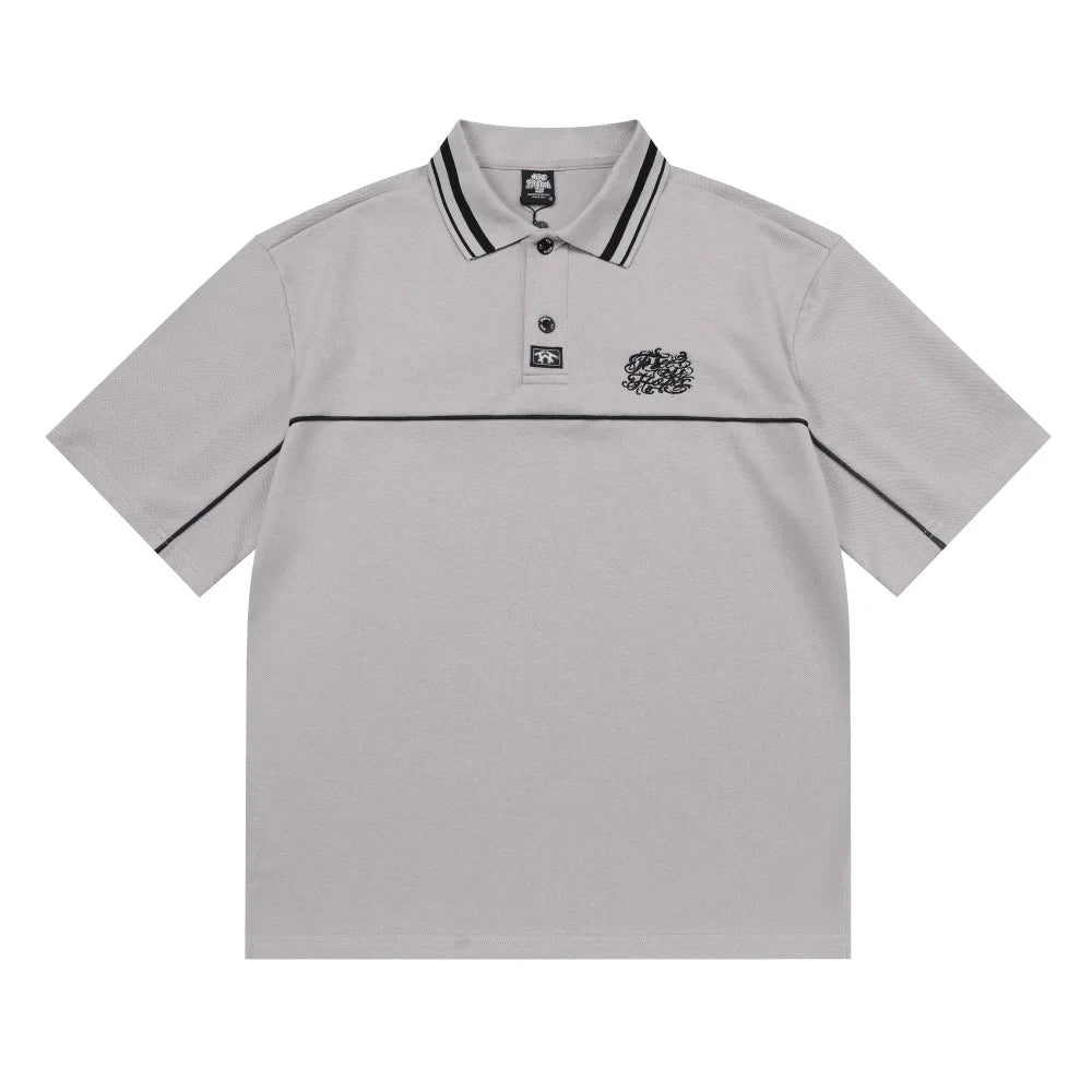 Moderne brodert herre polo t-skjorte med løs passform. Essential streetwear for casual og urban stil.