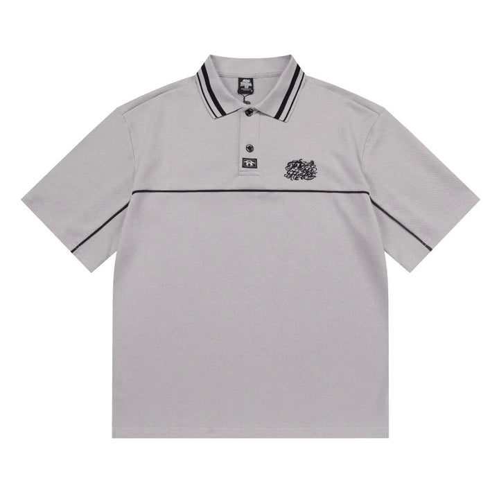 Moderne brodert herre polo t-skjorte med løs passform. Essential streetwear for casual og urban stil.