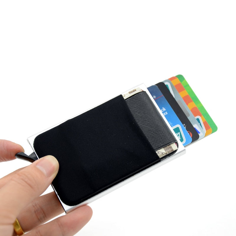 Menn holder slank, svart RFID kortholder i aluminium. Automatisk pop-up funksjon aktiveres.