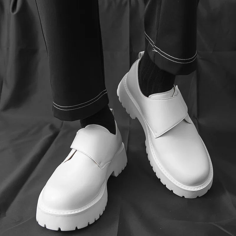 Sidevisning av elegante Oxford herresko med tydelig tykk såle og klassisk design.