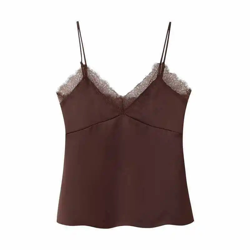 Nærbilde av den dype V-halsen på en elegant, ermeløs dametopp, perfekt for sommer og fest.