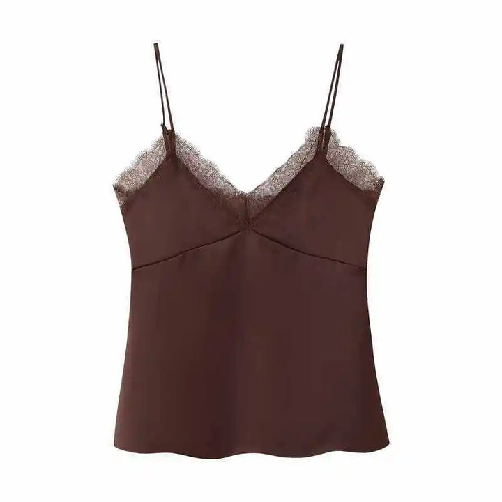 Nærbilde av den dype V-halsen på en elegant, ermeløs dametopp, perfekt for sommer og fest.