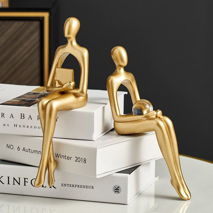 Abstrakt tenker statue i skinnende gullfinish, chic dekorasjon for kontor eller moderne hjem.